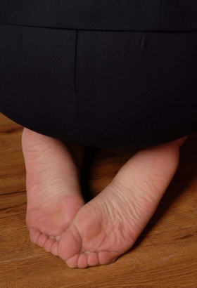 OL制服羙丝脚蹲姿9P