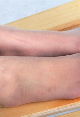 这样的丝袜美足，薄如蝉翼啊[<font color=red>21P</font>]