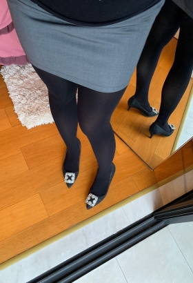 居家自拍黑丝短裙秀[<font color=red>6P</font>]