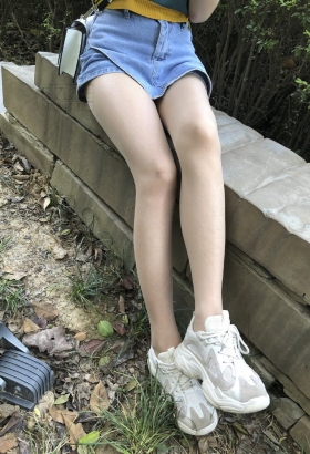 夏日的公园热裤美丝运动鞋[<font color=red>16P</font>]