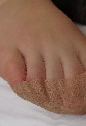 一双白皙通透的美哫特写14P[<font color=red>14P</font>]