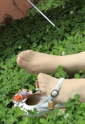 做在她的旁边只看丝袜美足，你会不会着急[<font color=red>11P</font>]